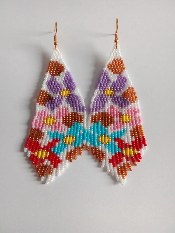 Boucles d'oreilles " Fleurs a fond blanc " en perles de rocailles miyuki.
